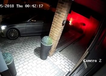 Xe Mercedes để trước cửa nhà “bốc hơi” trong 20 giây