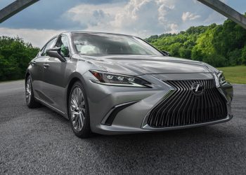 Lexus công bố giá bán ES 2019 khởi điểm hơn 900 triệu đồng