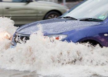 Lái xe an toàn qua vùng ngập nước với 8 bước đơn giản