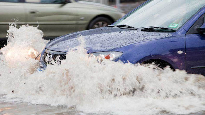 Lái xe an toàn qua vùng ngập nước với 8 bước đơn giản