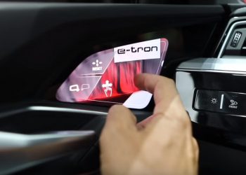 Hé lộ cách điều khiển “màn hình chiếu hậu” của Audi E-Tron