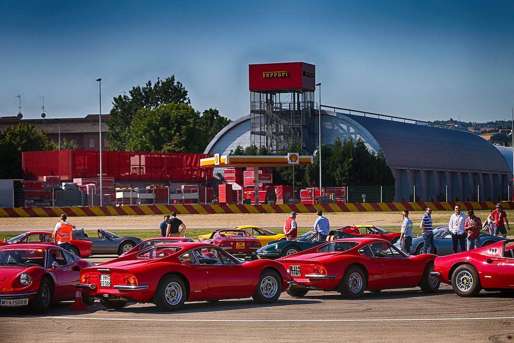 150 siêu xe cổ điển Ferrari Dino tụ hội mừng sinh nhật 50 năm