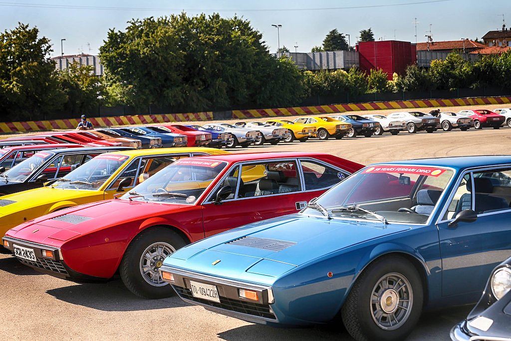 150 siêu xe cổ điển Ferrari Dino tụ hội mừng sinh nhật 50 năm