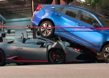 Đạp nhầm chân ga, siêu xe Huracan Spyder bẹp dúm dưới xe Honda Civic