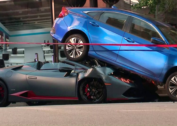 Đạp nhầm chân ga, siêu xe Huracan Spyder bẹp dúm dưới xe Honda Civic