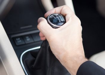 Đặt tay lên cần số (với ô tô số sàn)