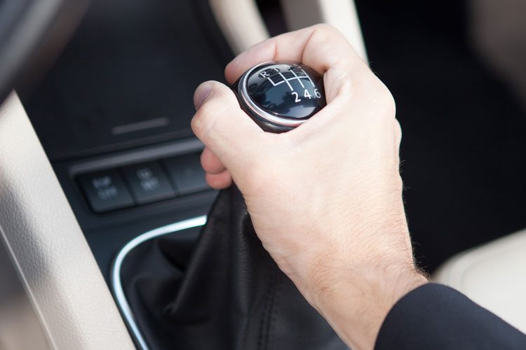 Đặt tay lên cần số (với ô tô số sàn)