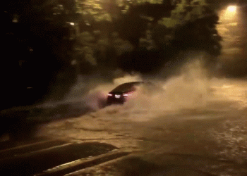 Tiền mất, tật mang chỉ vì… bạn vừa phải lái xe qua vùng ngập nước!