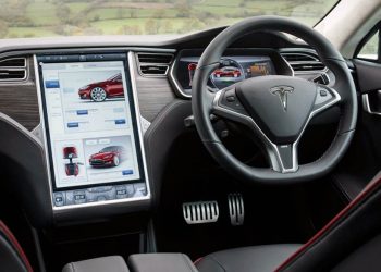 Tesla cài game vào xe hơi, chơi trực tiếp trên màn hình điều khiển