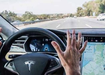 Hệ thống bán tự động Autopilot Tesla Model 3 đánh lái tránh tai nạn