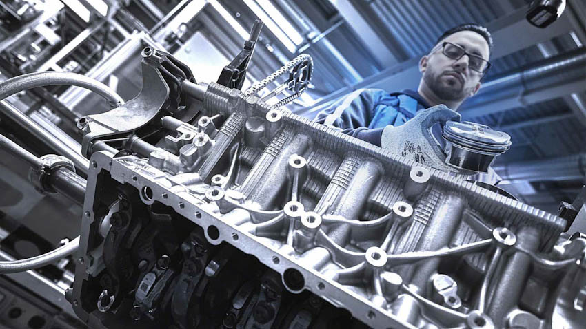 Cận cảnh quy trình BMW lắp ráp động cơ V8 4.4L Bi-turbo bằng tay