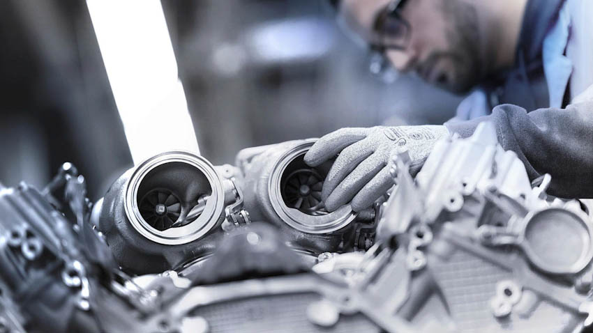 Cận cảnh quy trình BMW lắp ráp động cơ V8 4.4L Bi-turbo bằng tay