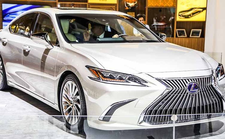 Sedan hạng sang cỡ trung Lexus ES 2019 đầu tiên về đến Đông Nam Á