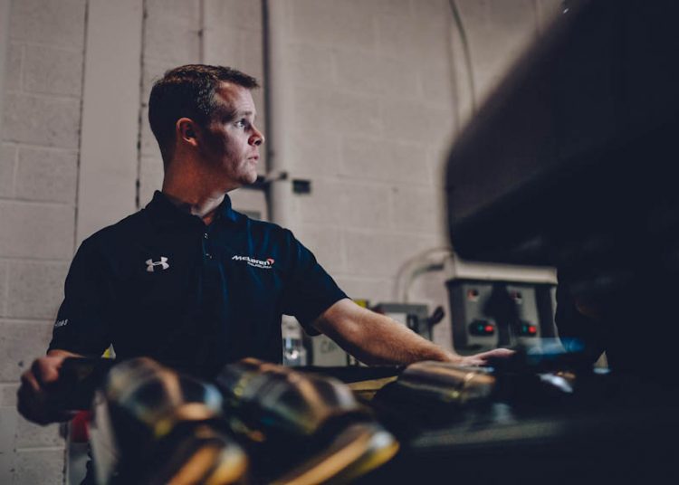 Kevin-Hines-nguoi-tho-may-bao-duong-sieu-xe-McLaren-F1