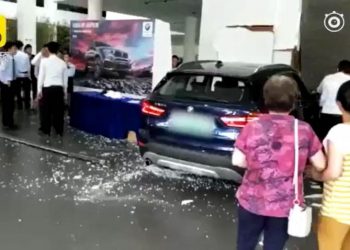 Nữ khách hàng lao thẳng xe BMW lái thử vào đại lý