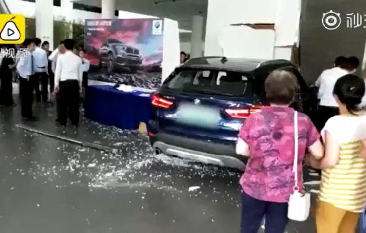 Nữ khách hàng lao thẳng xe BMW lái thử vào đại lý