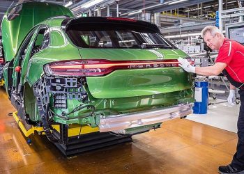 Porsche Macan 2019 đầu tiên xuất xưởng và đi vào sản xuất hàng loạt