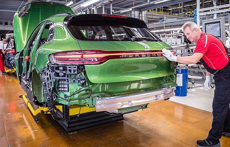 Porsche Macan 2019 đầu tiên xuất xưởng và đi vào sản xuất hàng loạt