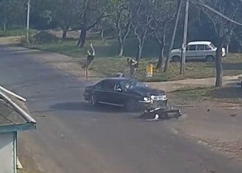 WLC-lai-xe-mo-to-dam-truc-dien-voi-chiec-Mercedes-Tin-170818-5