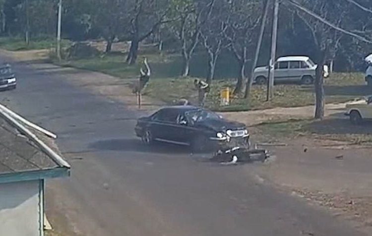 WLC-lai-xe-mo-to-dam-truc-dien-voi-chiec-Mercedes-Tin-170818-5