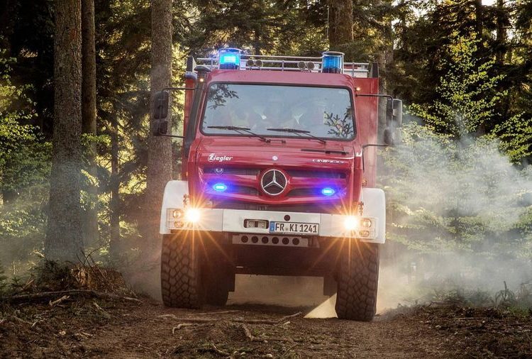 Cận cảnh xe cứu hỏa “cơ bắp” nhất thế giới Mercedes-Benz Unimog 5023