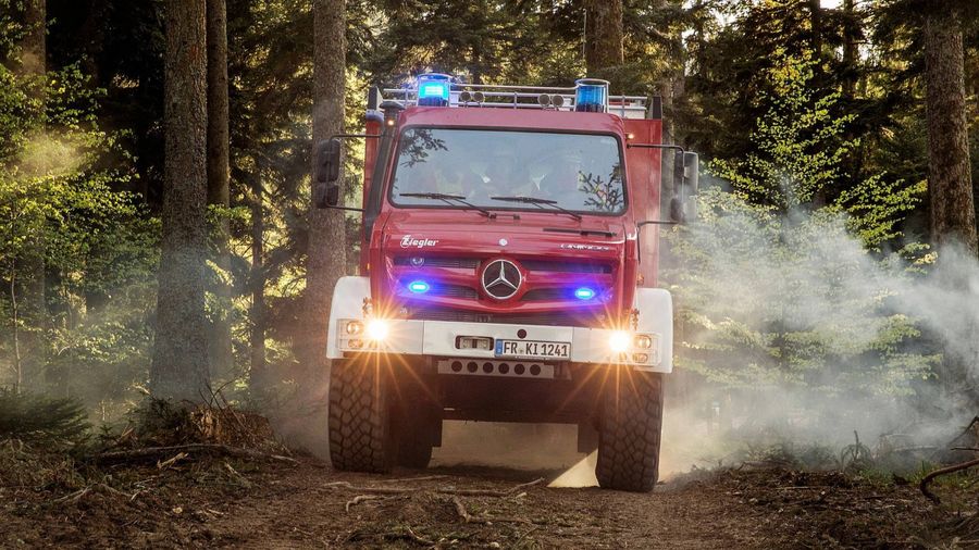 Cận cảnh xe cứu hỏa “cơ bắp” nhất thế giới Mercedes-Benz Unimog 