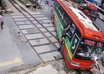 WLC-rao-chan-duong-tau-xuyen-thung-xe-khach-Tin-230818