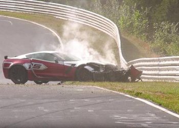 Tài xế Chevrolet Corvette Z06 may mắn thoát nạn tại đường đua Địa ngục xanh