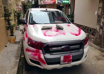 Vẽ bậy, phun sơn lên ô tô đỗ chắn cửa nhà bị xử lý thế nào?