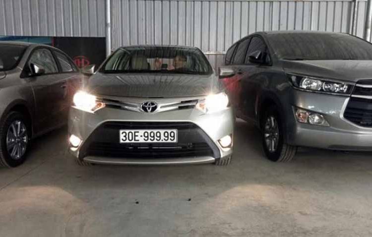 xe-binh-dan-len-can-nho-bien-so-ngu-quy