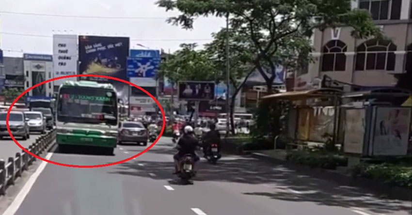 Hốt hoảng xe buýt chạy ngược chiều giữa trung tâm Sài Gòn
