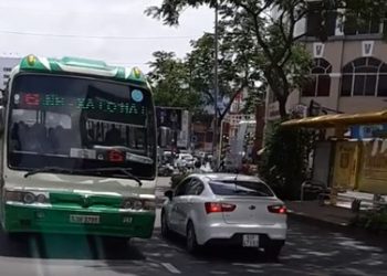 Hốt hoảng xe buýt chạy ngược chiều giữa trung tâm Sài Gòn
