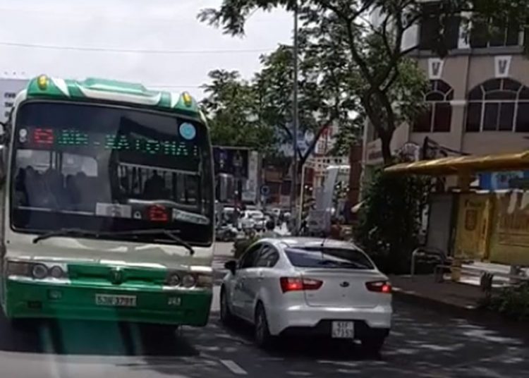 Hốt hoảng xe buýt chạy ngược chiều giữa trung tâm Sài Gòn