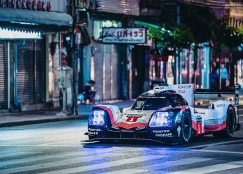 Hình ảnh chiếc xe đua huyền thoại Porsche 919 Hybrid trên đường phố Bangkok