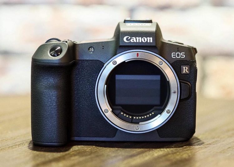 Canon-cho-ra-mat-the0he-may-anh-va-ong-kinh-EOS-R