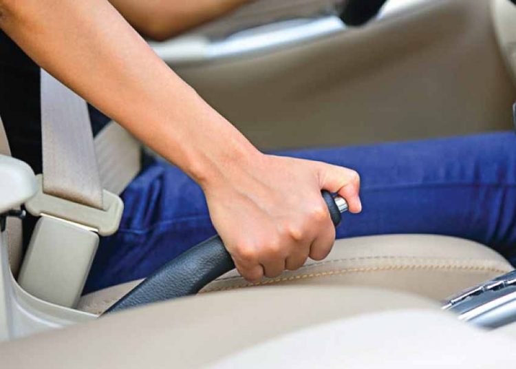 5-thoi-quen-cua-tai-xe-khien-phanh-tay-o-to-nhanh-hong