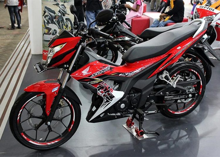 Honda-Sonic-150R-2018-gia-re-hon-Yamaha-Exciter-2019