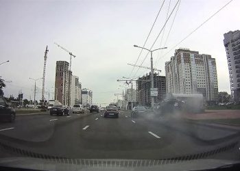 Mercedes-Benz-C-Class-chuyen-lan-au-khien-Audi-A6-phanh-khong-kip