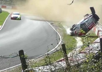 Porsche 911 GT3 “nhào lộn” 10 vòng trên đường đua “Địa ngục xanh”