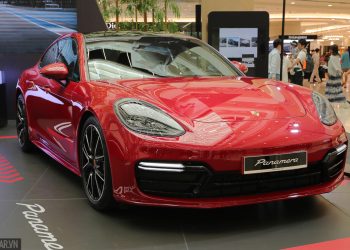 Porsche Panamera và Cayenne thế hệ mới xuất hiện giữa trung tâm Sài Gòn