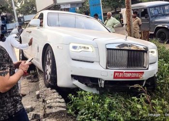Rolls-Royce Ghost mắc cạn trên đường ra biển