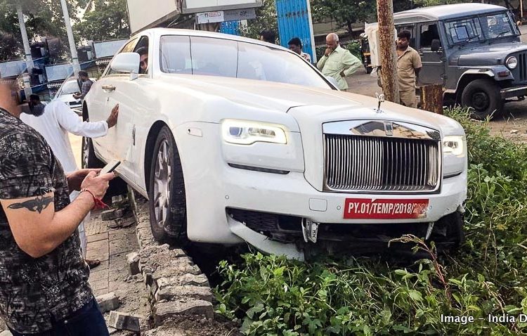 Rolls-Royce Ghost mắc cạn trên đường ra biển