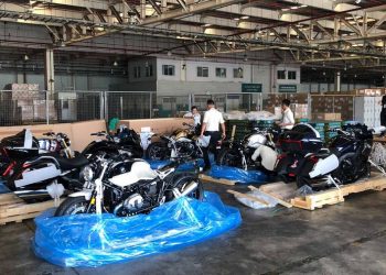 “Khui thùng” BMW R nineT Spezial và K1600 Grand America tại sân bay Tân Sơn Nhất