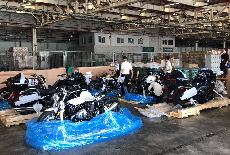“Khui thùng” BMW R nineT Spezial và K1600 Grand America tại sân bay Tân Sơn Nhất