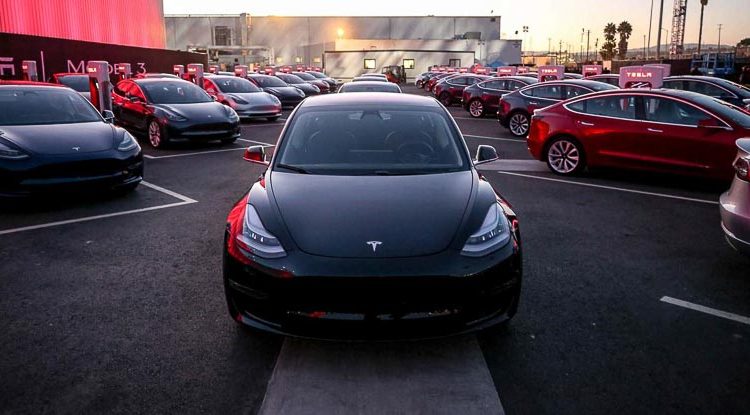 khach-nhan-xe-Tesla-Model-3-ban-RWD-chi-sau-1-ngay