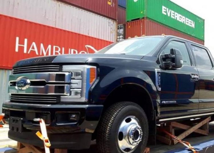 Siêu bán tải Ford F-350 cập cảng Việt Nam