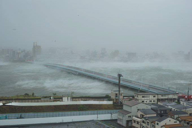 Siêu bão Jebi mạnh nhất ¼ thế kỷ, nhấn chìm Nhật Bản trong bão - lửa