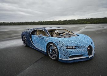 Siêu xe Bugatti Chiron LEGO y bản thật, chạy được tốc độ tối đa 20km/h