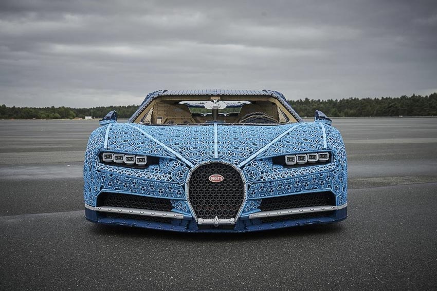 Siêu xe Bugatti Chiron LEGO y bản thật, chạy được tốc độ tối đa 20km/h