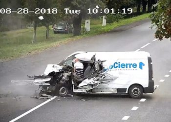 Hy hữu: Tài xế “ngơ ngác” thoát chết sau cú đâm trực diện với xe tải